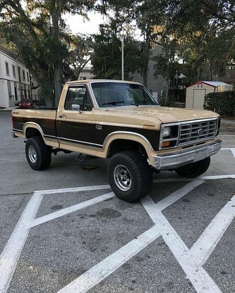 Old Trucks on Instagram: “@llensrecneps 1985 Ford F150 • #ford #fordtruck #fordf150 #f150 #fordbricknose #bricknose #bricknosetruck #oldtruck #oldtrucks #truck…” Chevy Truck Models, Pickup Trucks Camping, Vintage Pickup, Iconic Models, Vintage Pickup Trucks, Old Ford Trucks, Classic Ford Trucks, Truck Camping, Classic Pickup Trucks