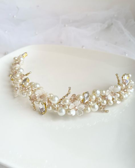 Adorn your bridal look with our gold pearl headpiece, featuring pearls, champagne crystals, rhinestones, and flowers. Perfect for adding timeless elegance and sparkle to your special day. Shop now!”✨✨❤️link in bio #BridalElegance #GoldPearlHeadpiece #WeddingJewelry #ChampagneCrystals #bridalaccessories #canadainmade #yeghandmade #yegaccessories #weddingheadpiece #bridetobe Communion Hair, Wire Crown, Ribbon Ideas, 2025 Wedding, Pearl Headpiece, Gold Headpiece, Bridal Elegance, Floral Headpiece, Bridal Belt