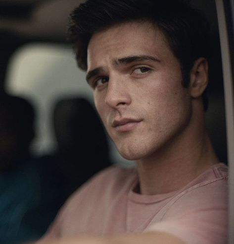 Jacob Elordi is Nate Jacobs in the pilot episode of HBO's Euphoria. (Source: HBO) Nate Jacobs, Brad Pitt Hair, Jacob Elordi, Pilot Episode, Kissing Booth, Ex Machina, Cute Celebrity Guys, Cute Actors, Cute Celebrities