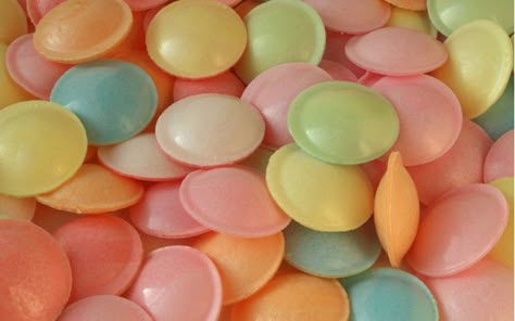 Flying saucers, takes me right back to my childhood :) So glad Shakespeares Tavern in San Diego sells them. Flying Saucer Sweets, English Sweets, Penny Sweets, Old Sweets, British Candy, Old Fashioned Sweets, British Sweets, Candy Wafers, Candy Beads