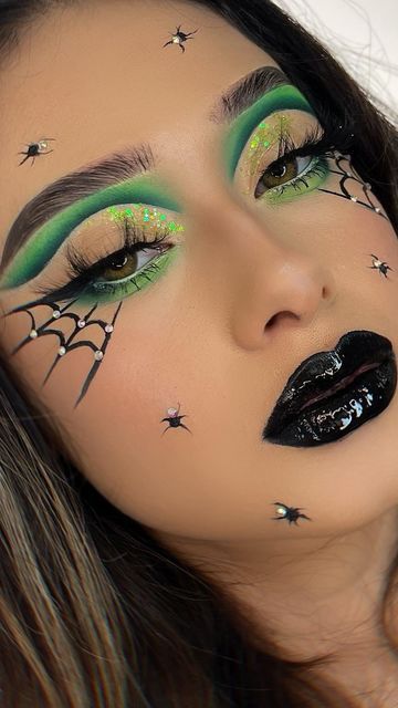 Spiderweb Halloween Makeup, Spiderweb Makeup Eye, Spiderweb Makeup Halloween, Trendy Halloween Makeup, Hallowen Ideas Makeup, Spider Witch Makeup, Spider Makeup Looks, Fantasy Makeup Looks, Halloween Eye Makeup Looks