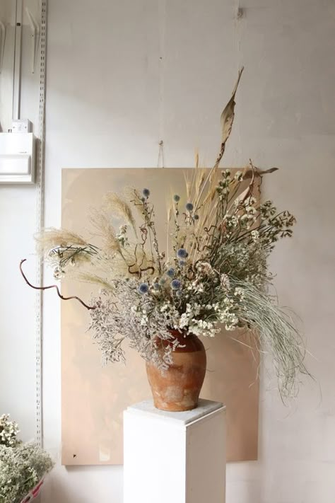 Ruangan Studio, Dried Arrangements, Ceramics Design, Flower Installation, Flower Vase Arrangements, Dried Florals, Dry Plants, White Vase, Dry Flower