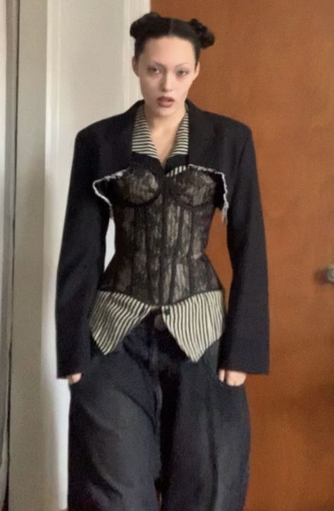 Corset Over Blazer, Alt Corset Outfit, Winter Corset Outfit, Corset Layering Outfit, Cropped Blazer Outfit Street Style, Black Cropped Blazer Outfit, Full Jeans Outfit, Crop Jeans Jacket, Blazer Outfits Street Style