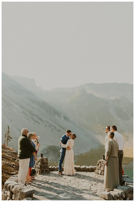 Elopement With Family Photography, Small Elopement Wedding Ceremony, Washington Micro Wedding, Eloping With Family, Small Elopement Ceremony, Small Wedding Mountains, Family Elopement Wedding, Elopement Ceremony Photography, Elopement Ideas With Family