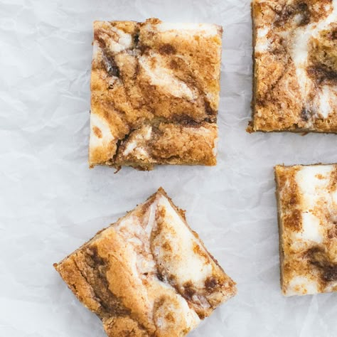 Cinnamon Roll Blondies, Best Chocolate Brownie Recipe, Best Blondies, Unhealthy Desserts, Best Blondies Recipe, Baking For Friends, Maple Desserts, Blondies Cookies, Gourmet Brownies