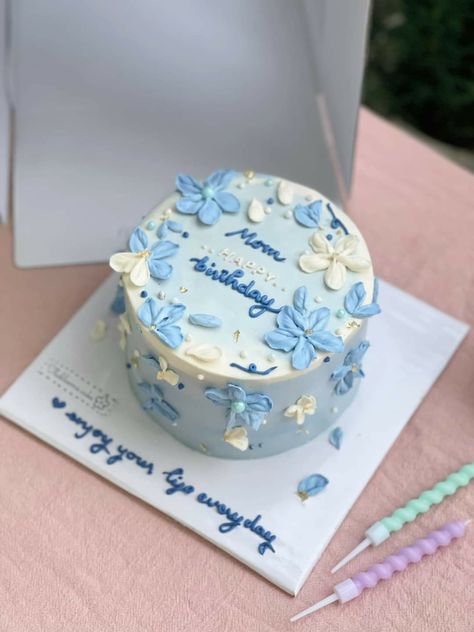 Blue Bday Cake, Light Blue Cake, Cake Hbd, Happy Birthday Mom Cake, Summer Birthday Cake, Floral Cake Design, Modern Birthday Cakes, Bento Cakes, Cute Bakery