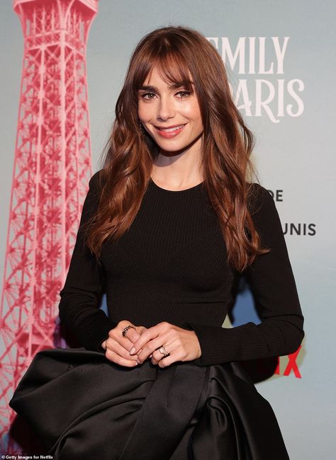 Emily In Paris Haircut, Emily In Paris Hair Bangs, Emily In Paris Bangs, Emily In Paris Hair, Emily In Paris Season 3 Hair, Emily In Paris Fringe, Lily Collins Bangs, French Fringe Long Hair, Lily Collins Hair Bangs