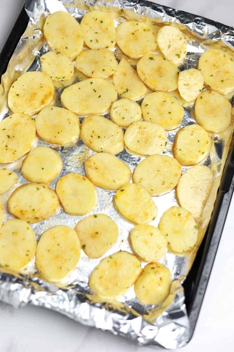 Oven Potato Chips, Sliced Fried Potatoes, Sliced Baked Potatoes, Foil Potatoes, Potatoes Oven, Parmesan Baked Potatoes, Oven Baked Potato, Oven Fried Potatoes, Easy Baked Potato