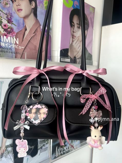 Japanese School Bag Kawaii, Cute Bags And Purses, Bags With Bows, Decorated Purse, Mochila Kpop, Decorated Bag, Purse Aesthetic, Decorated Bags, Bag Inspiration