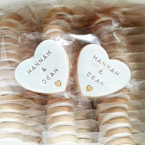 Biscuit Wedding Favours, Wedding Biscuits, Wedding Biscuit, Personalised Wedding Favours, Wedding Favor Table, Cookie Wedding Favors, Bridal Shower Cookies, Nagellack Trends, Engagement Favors