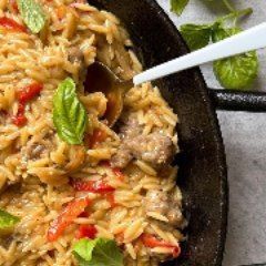 Eating Healthy on Instagram: "Fried Sausage & Pepper Orzo by @sammymontgoms This one has it all and can be made in under 20 minutes! I hope this series helps make things easier in your kitchen when it comes to dinner time👩🏻‍🍳❤️ ✨Full recipe is at the link in @sammymontgoms bio under “one pot dinners” https://sammymontgoms.com/fried-sausage-pepper-orzo/ INGREDIENTS 2 tbsp olive oil 4 cups vegetable or chicken stock 4 italian sausage hot or mild 1.5 cups orzo 2 large red peppers sliced 1 smal Fried Sausage And Pepper Orzo, Quick Entrees, Samantha Montgomery, Fried Sausage, Orzo Recipes, Pot Dinners, One Skillet Meals, One Pot Dinners, Tasty Dinner