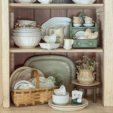 Bakery Decor Ideas Design, Clean Cottage Style, China Set Display, Kitchen Hutch Decorating Ideas, Dining Hutch Decor, How To Decorate A Hutch, Hutch Decorating Ideas, Dining Room Hutch Decor, China Cabinet Decor