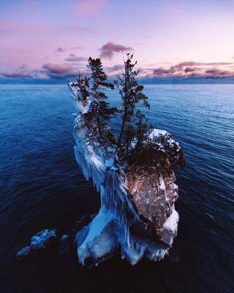 Tettegouche State Park, MN in Winter. Photo by Andy Merkel https://www.instagram.com/grantplace/ Tettegouche State Park, Sunset Over Lake, Nature Reference, Wonderful Nature, Hiking Photography, Winter Photo, Beautiful Places Nature, Lake Superior, Natural Earth