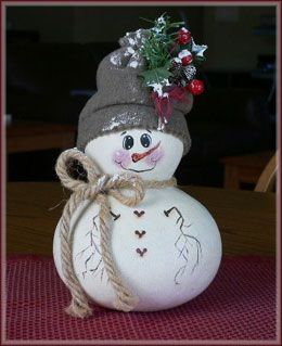 Snowmen Gourds Ideas, Crafts With Gourds, Christmas Gourd Ideas, Snowman Gourds Painted, Painted Gourds Ideas Christmas, Gourd Ghosts, Painting Gourds Ideas, Painted Gourds Ideas, Gourd Snowman