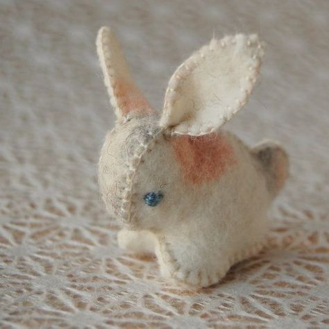 Art Felting, Tovad Ull, Toy Sewing, Felt Bunny, Plushie Patterns, Sewing Stuffed Animals, Seni Dan Kraf, 자수 디자인, Girl Guides