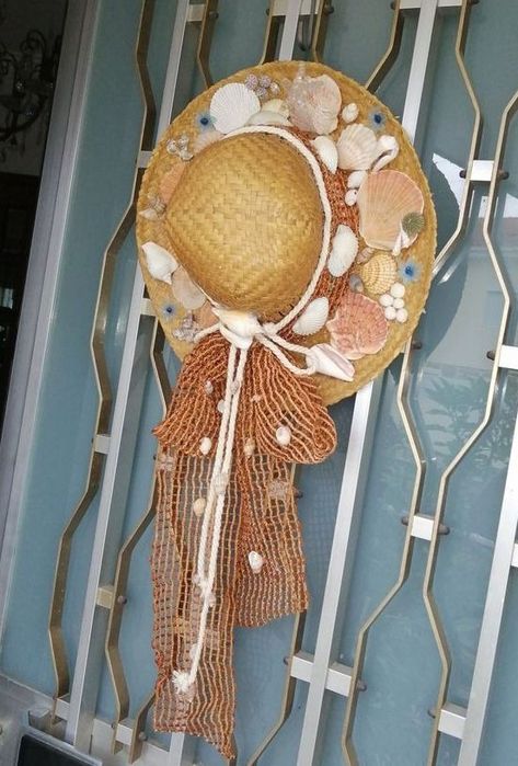 Straw Hat Summer Wreath with Shells Decorated Straw Hats Ideas, Hat Decorating Ideas, Straw Hat Diy, Straw Hat Crafts, Floppy Beach Hat, Hat Decoration, Candy Christmas Decorations, Shell Crafts Diy, Hat Ideas