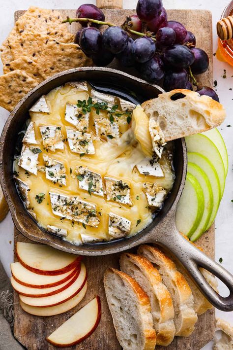 Chipped Beef Cheese Ball, Beef Cheese Ball, Brie Baked, Pork Wontons, Brie Cheese Recipes, Baked Brie Recipes, Cast Iron Oven, Baked Camembert, Dried Beef