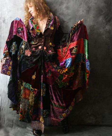 Embroidered gypsy panels. Also - love the beaded chains on the sleeves :) Color Block Coats, Estilo Hippie, Look Retro, Velvet Maxi Dress, Mode Boho, Waiting List, Patchwork Print, Vintage Hippie, Fairytale Dress