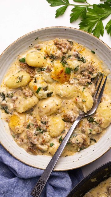 Ashley | Easy Family Meals on Instagram: "This One Pan Baked Gnocchi with Sausage and spinach is a hearty meal that’s easy to throw together 🙌 it’s easy to customize by throwing in your favourite veggies (which makes it a great clean out the fridge meal 🎉) Get the recipe at the link in my profile @thereciperebel 👈👈 https://www.thereciperebel.com/baked-gnocchi-with-sausage/ #gnocchi #gnocchirecipe #italiansausage #pastarecipe #pastarecipes #comfortfood #comfortfoodie #easydinner #dinnerrecipe Baked Gnocchi With Sausage, Healthy Food Shopping List, Healthy Food Shopping, Gnocchi With Sausage, Sausage Gnocchi, Foods For Brain, Sausage And Spinach, Gnocchi Dishes, Best Healthy Foods