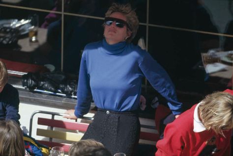 Princess Diana turtleneck and leopard pants 90s Princess Diana 90s, Diana 90s, Skiing Style, Princess Diana Family, Princess Diana Photos, Princess Diana Pictures, Basic Black Dress, Princes Diana, Leopard Print Pants