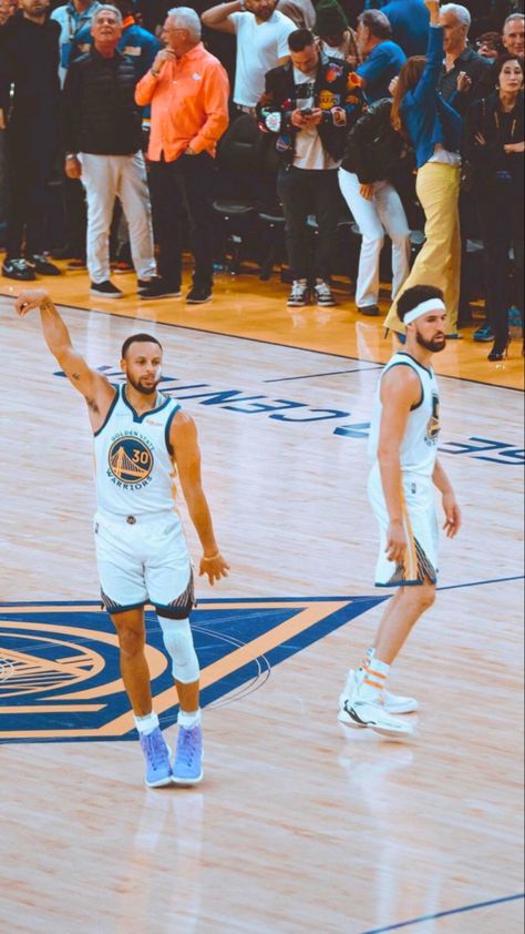 Splash Brothers Wallpaper, Nba Aesthetic Wallpaper, Klay Thompson Wallpaper, Stephen Curry Wallpaper, Basketball Wallpapers, Mvp Basketball, Curry Wallpaper, Nba Artwork, Nba Warriors