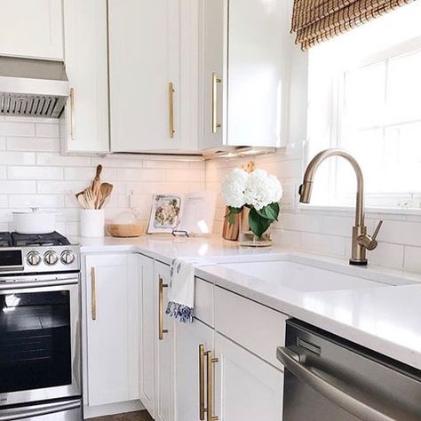 Gold Kitchen Hardware, Modern Coastal Kitchen, Architecture Renovation, Kitchen Lighting Design, Modern Coastal Decor, Classic Kitchen, Coastal Kitchen, Kitchen Lighting Fixtures, Declutter Your Home