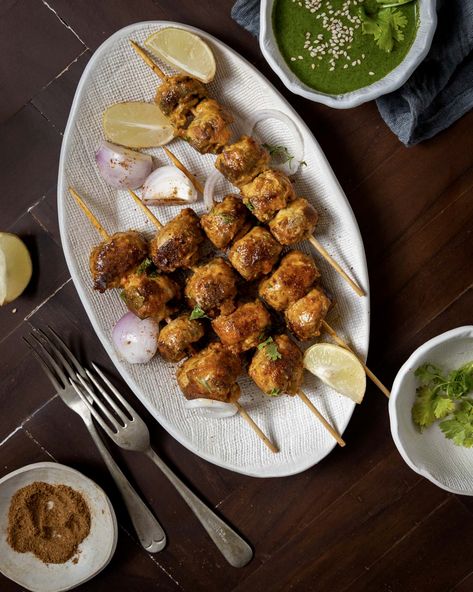 Tandoori Mushroom, Mushroom Tikka, Drying Mint Leaves, Tikka Recipe, Grilled Roast, Marinated Mushrooms, Mood Food, Chaat Masala, Chutney Recipes