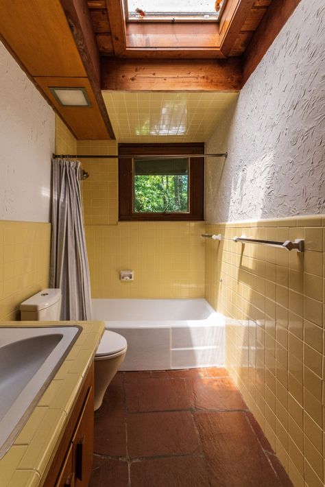 A Mid-Century Home in Lagrangeville, NY – ESCAPE BROOKLYN Modern Stone Bathroom, Mcm Tile, Atomic Ranch, Mid Century Bathroom, Mcm Furniture, Stone Bathroom, Midcentury Home, Slate Flooring, House Dream