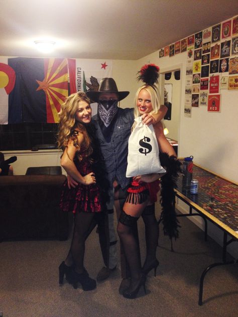 Ole' western saloon gals & bandit Western Saloon, Western Party, Cool Style, Photo Ideas, Halloween Costumes, Halloween