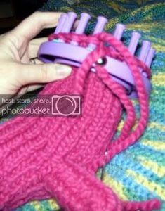 Loom Socks, Yarn Loom, Loom Knitting For Beginners, Round Loom Knitting, Circle Loom, Knitting Gloves, Knitting Mittens, Loom Hats, Loom Knitting Tutorial