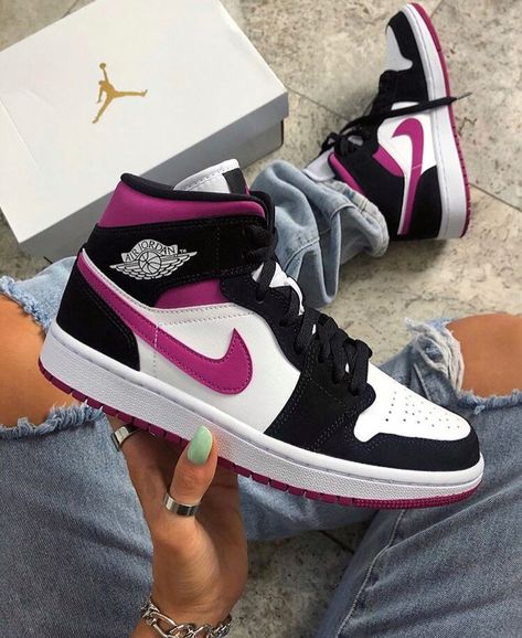 Nike Shoes Girls, Jordan Shoes Girls, Custom Nike Shoes, Jordan Shoes Retro, All Nike Shoes, Nike Shoes Jordans, Jordan Outfits, Nike Air Shoes, Shoes Sneakers Nike