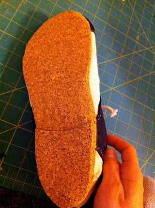 Handmade Shoes Pattern, Homemade Shoes, Make Your Own Shoes, Diy Sandals, Diy Slippers, Diy Kosmetik, Felt Shoes, Shoe Making, Shoes Diy