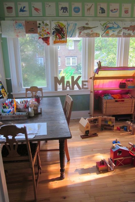 art across the windows Tinkering Space, Sunroom Playroom, Kids Art Space, Play Spaces, Homeschool Art, Classroom Design, Toy Rooms, Kids Room Art, Learning Spaces