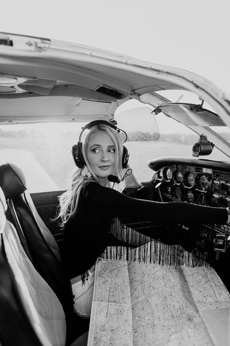 Female Pilot Aesthetic Airplane, Lady Pilot Aesthetic, Pilot Photoshoot, Aviation Pinup, Pilot Aesthetic, Pilot Career, Female Pilots, Manifesting 2024, Pinup Photoshoot