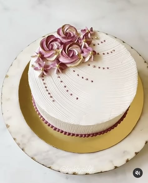 Tårta Design, Kek Lapis, Chocolate Cake Designs, Cake Decorating Icing, Cake Decorating For Beginners, Buttercream Cake Decorating, Simple Cake Designs, Cake Decorating Piping, Chocolate Cake Decoration