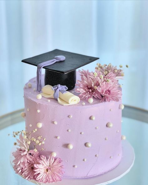 Graduation cake 🎓🌸 #cake #cakedecorating #cakedesign #cakeoftheday #cakeofinstagram #buttercreamcakes #graduationcake #brisbane #brisbanecakemaker #instabrisbane #کیک #باترکریم #فارغ_التحصیلی Pretty Graduation Cakes, School Cake Design, Grad Cake Ideas, Graduation Cakes Ideas, Simple Graduation Cakes, College Graduation Cakes, Graduation Cartoon, Graduation Cake Designs, Graduation Desserts