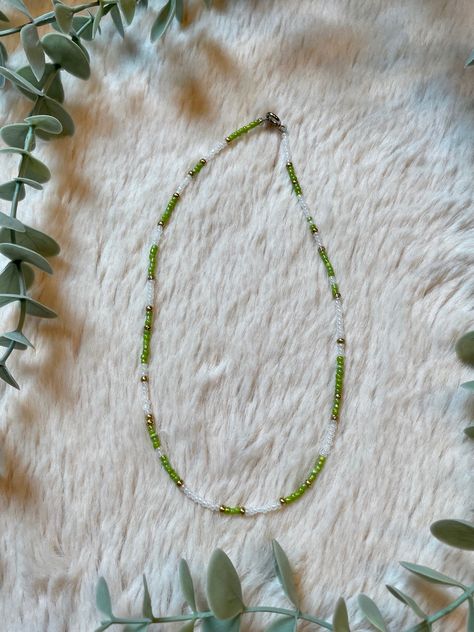 Green Necklace Aesthetic, Pearl Necklace Diy, Green Pearl Necklace, Collar Verde, Chains Aesthetic, Diy Pearl Necklace, Jewerly Beads, Beading Jewelery, Aesthetic Green