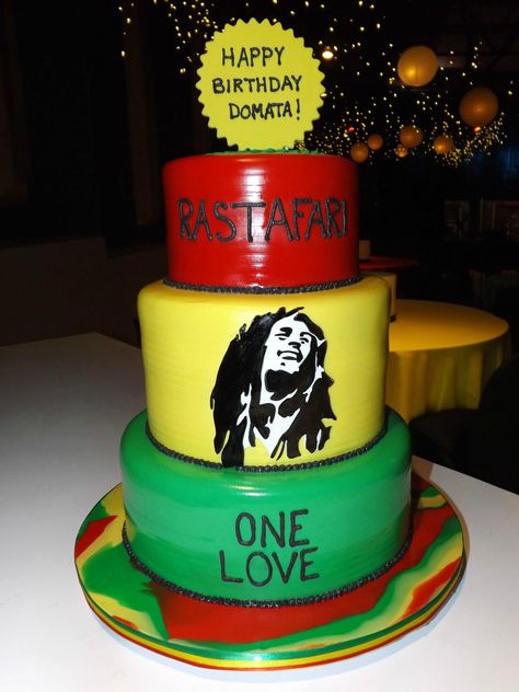 Rasta Cake, Bob Marley Cakes, 21st Birthday Party Games, Bob Marley Birthday, Rasta Party, Jamaican Party, 50th Birthday Centerpieces, 25th Birthday Cakes, Themed Birthday Cakes