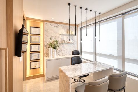 High End Medical Office, Derma Clinic Interior Design, Medical Clinic Design Interiors Doctor Office, Doctor Room Design, Backdrop Design Ideas, Dental Clinic Interior, Dentist Office Design Interiors, Medical Office Interior, Dental Design Interior