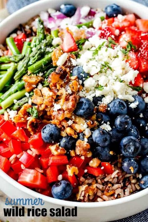 Summer Wild Rice Salad - #asparagus #berries #salad #wild-rice #recipes #side-dishes #summer-seasonal #realhousemoms Summer Rice, Summer Lunches, Wild Rice Recipes, Rice Salad Recipes, Make Ahead Salads, Wild Rice Salad, Super Salads, Vegetable Recipe, Summer Recipes Dinner