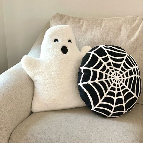 Embroidery Throw Pillows, Pillow Halloween, Halloween Pillow, Crochet Halloween Pillow, Halloween Pillow Crochet, Halloween Crochet Cushion, Halloween Pillows Diy, Crochet Spider Web Pillow, Halloween Cushion