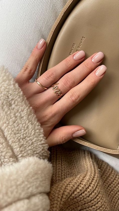 Simple Neutral Nails Acrylic, Nude Bridesmaid Nails, Minimal Nude Nails, Ongles Beiges, Bridesmaid Nails, Gel French Manicure, Bridesmaids Nails, Mens Nails, Nagellack Trends