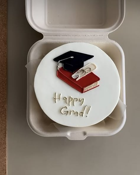 Graduation Masters Degree Party, Graduation Mini Cake, Masters Graduation Cake, Bento Cakes Ideas, Degree Cake, Simple Graduation Cakes, Degree Party, Bento Tort, Masters Graduation Gift