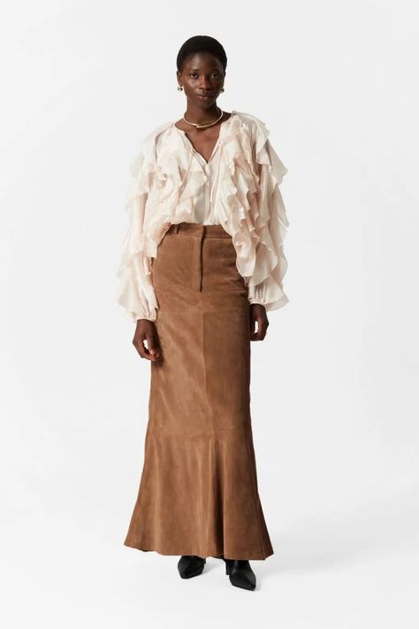 9 Chic Outfits That Will Inspire Your New 2024 Aesthetic | Who What Wear Suede Skirt Outfit, Suede Midi Skirt, Suede Outfit, Ruffled Shirt, Chique Outfit, Skirt Images, Waistcoat Dress, Chic Skirts, Skirt Trends