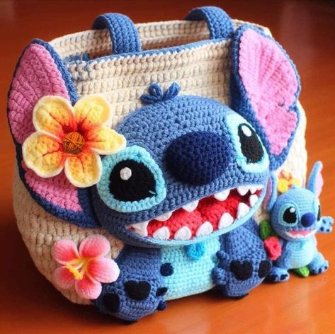 Bag Crochet Lilo And Stitch Pattern - Crafts of the Mommy Crochet Lilo And Stitch Pattern, Crochet Lilo And Stitch, Lilo And Stitch Pattern, Crochet Lilo, Crochet Hairband, Disney Crochet Patterns, Crocheted Bags, Gilet Crochet, Crochet Dog Patterns