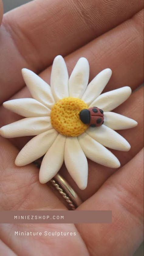 Clay Daisy, Polymer Clay Figurines, Polymer Clay Magnet, Miniature Polymer Clay, Diy Magnets, Mini Clay, Clay Crafts For Kids, Clay Figurines, Clay Sculpting