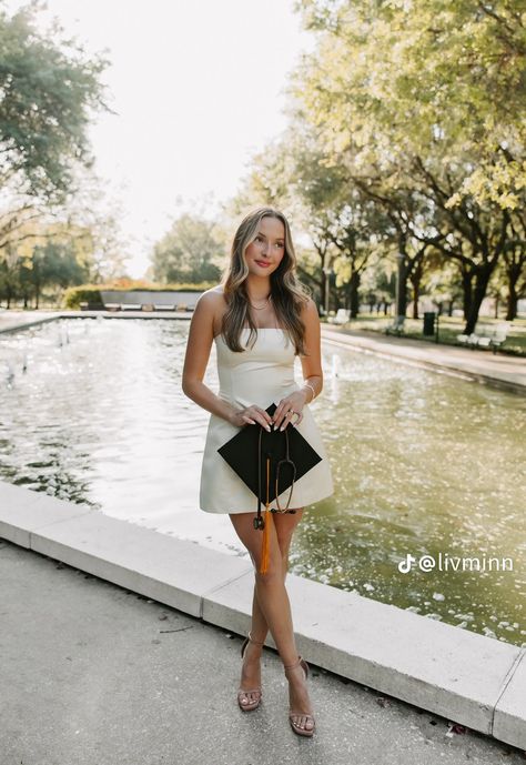 College Grad Dresses, Outfit Graduacion, Graduation Pictures Outfits, Couple Graduation Pictures, Graduation Ceremony Outfit, Cap And Gown Senior Pictures, College Grad Pictures, Grad Picture Ideas, Cap And Gown Pictures