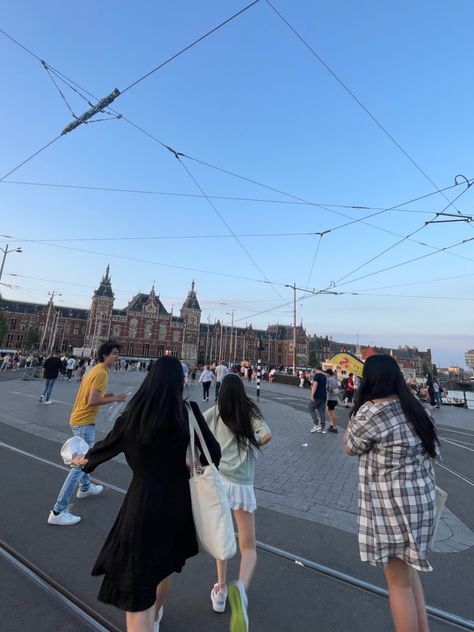 Amsterdam Living Aesthetic, Netherlands Student Life, Netherlands Lifestyle, Summer With Friends Aesthetic, Out With Friends Aesthetic, Hanging Out With Friends Aesthetic, Amsterdam In Summer, Amsterdam Lifestyle, Amsterdam Life