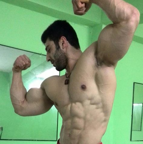 Indian Bodybuilder, Handsome Indian Men, Bodybuilding Pictures, Super Human, Arab Men, Biceps Workout, Men's Muscle, Flexing, Male Physique