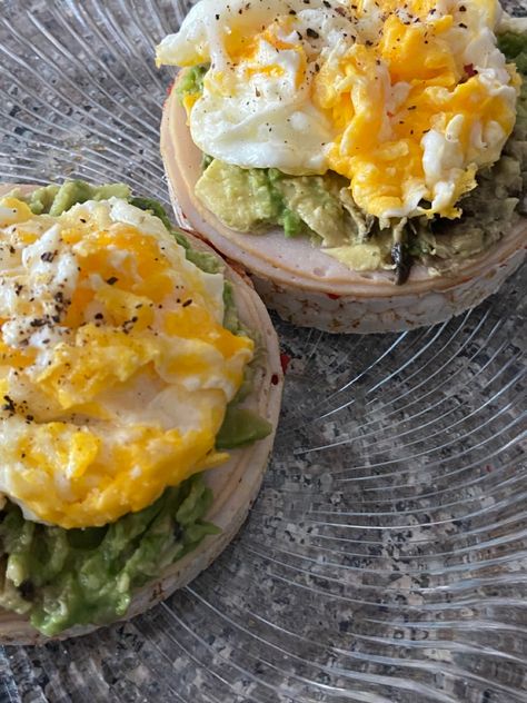 Rice Cake Egg Breakfast, Avocado On Rice Cake, Avocado Rice Cake, Rice Cake Avocado, Rice Cake Recipes Healthy, Cake Recipes Healthy, Breakfast For The Week, Rice Cake Snacks, Rice Cookies